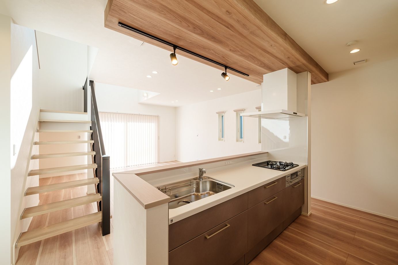 オールハウジング 陽光差し込む明るい箱　リビングにヌックとスキップフロアのある住まいの建築実例画像3