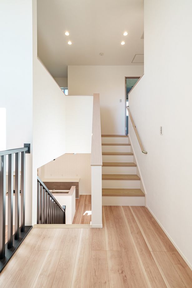 オールハウジング 陽光差し込む明るい箱　リビングにヌックとスキップフロアのある住まいの建築実例画像4