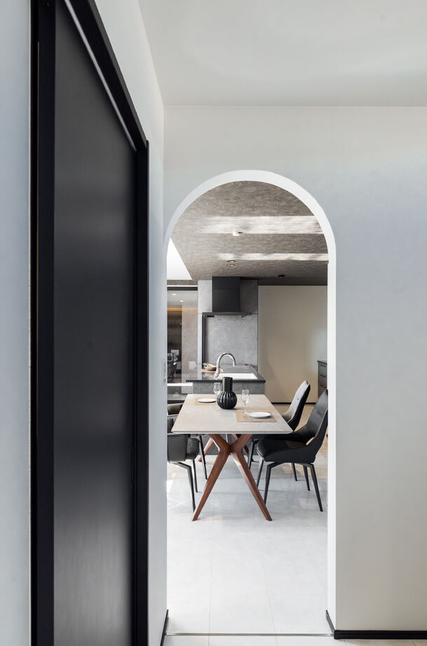 オールハウジング 直線が美しいラグジュアリー×モダン　ガレージハウス　日常に溶け込むプライベートホテル　の建築実例画像4