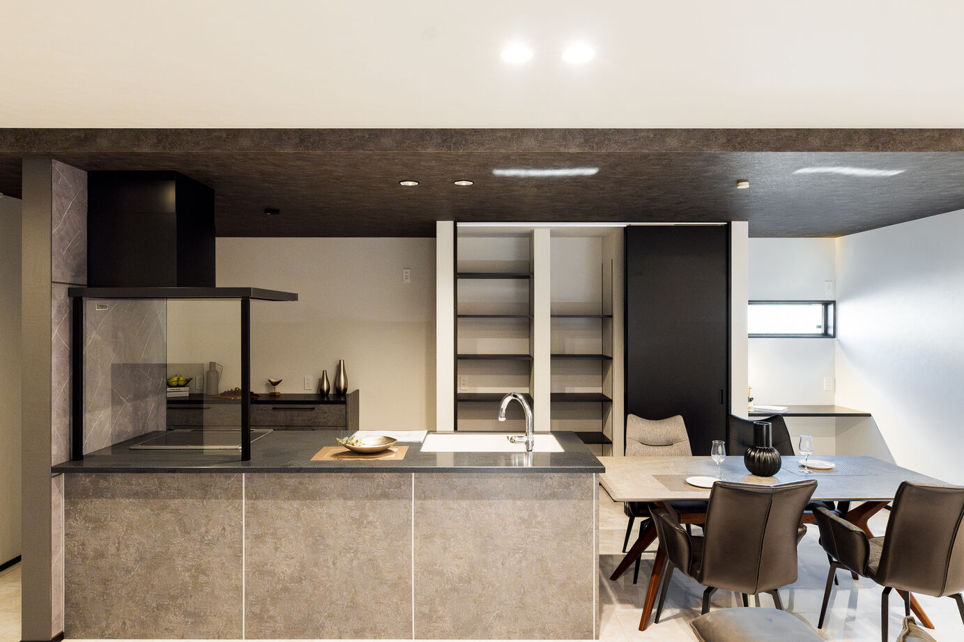 オールハウジング 直線が美しいラグジュアリー×モダン　ガレージハウス　日常に溶け込むプライベートホテル　の建築実例画像5