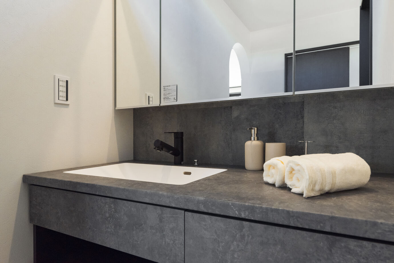 オールハウジング 直線が美しいラグジュアリー×モダン　ガレージハウス　日常に溶け込むプライベートホテル　の建築実例画像8