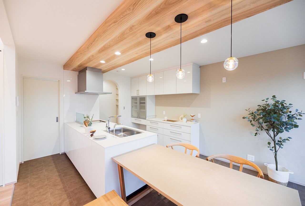 オールハウジング OPEN GARAGE ＆ DOUBLE HEIGHT HOUSE　白が美しいオープンガレージハウスの建築実例画像3