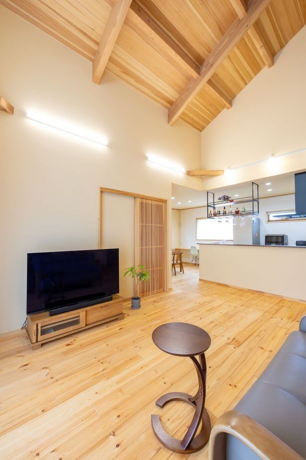 アサヒ開発 【滋賀県｜平屋風｜間取り図あり】無垢の木の床や塗り壁、木組みの天井の、木に癒される山小屋のような家の建築実例画像4