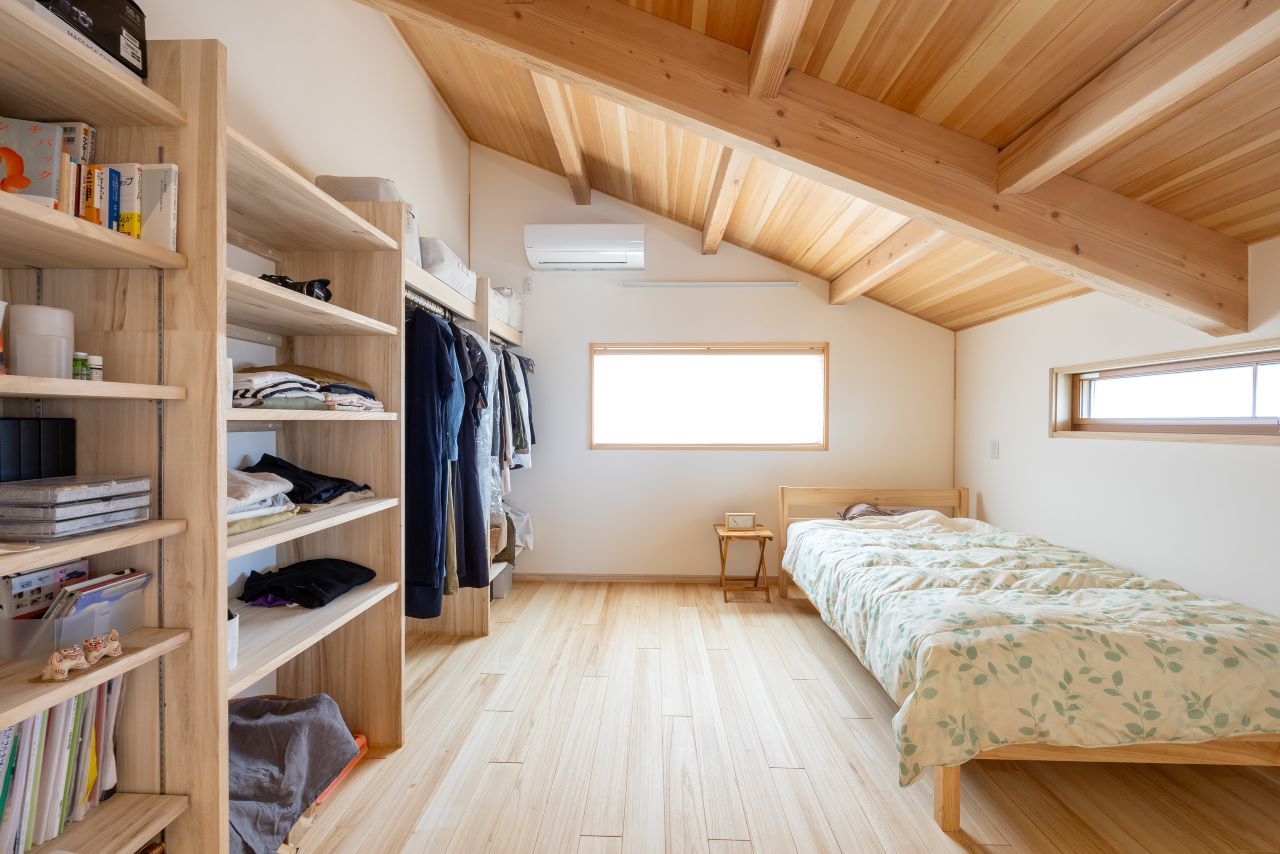 アサヒ開発 【滋賀県｜平屋風｜間取り図あり】無垢の木の床や塗り壁、木組みの天井の、木に癒される山小屋のような家の建築実例画像8