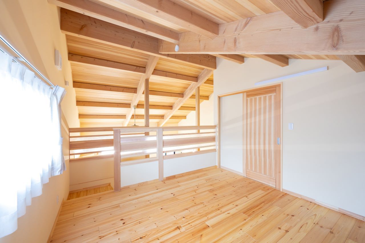 アサヒ開発 【滋賀県｜平屋風｜間取り図あり】無垢の木の床や塗り壁、木組みの天井の、木に癒される山小屋のような家の建築実例画像9