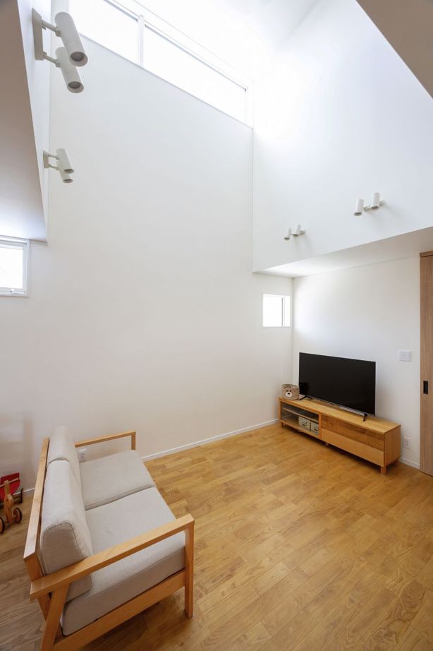 アサヒ開発 【草津市｜子育て｜間取り図あり】窓の位置やドアの高さを徹底吟味。視線が抜ける、開放的な家の建築実例画像2