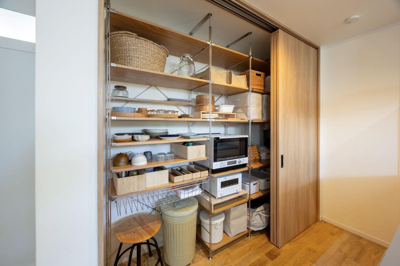 アサヒ開発 【草津市｜子育て｜間取り図あり】窓の位置やドアの高さを徹底吟味。視線が抜ける、開放的な家の建築実例画像3