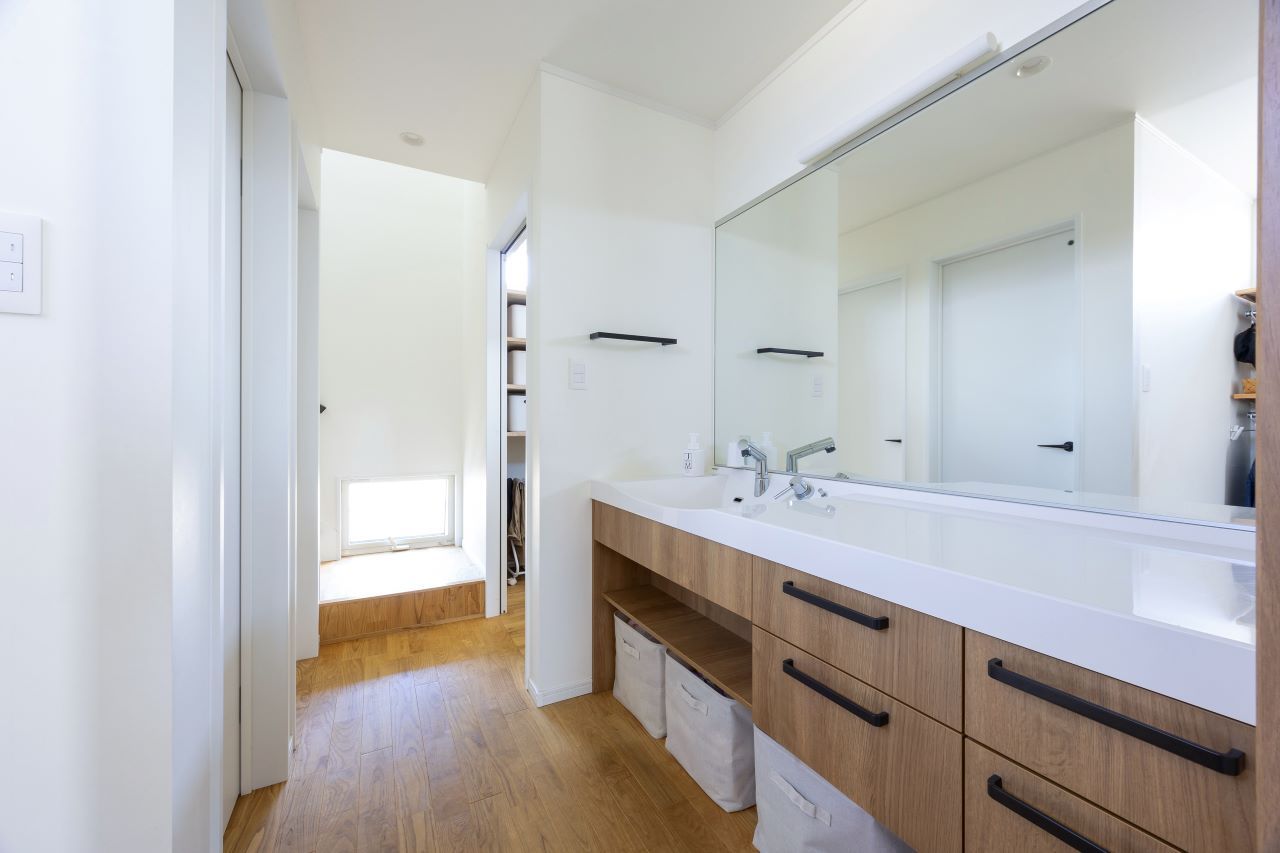 アサヒ開発 【草津市｜子育て｜間取り図あり】窓の位置やドアの高さを徹底吟味。視線が抜ける、開放的な家の建築実例画像6