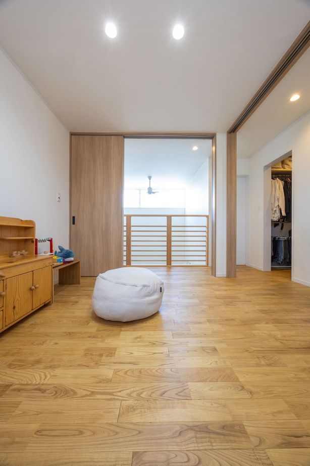 アサヒ開発 【草津市｜子育て｜間取り図あり】窓の位置やドアの高さを徹底吟味。視線が抜ける、開放的な家の建築実例画像8