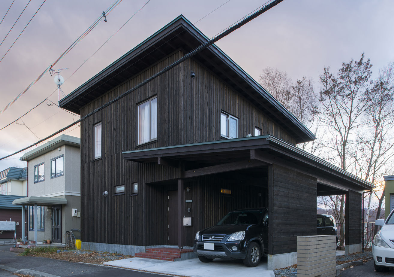 大元工務店 <札幌市/カーポート/無垢材>四季の息吹を感じて暮らす、まるで映画のようなレトロな家の建築実例画像