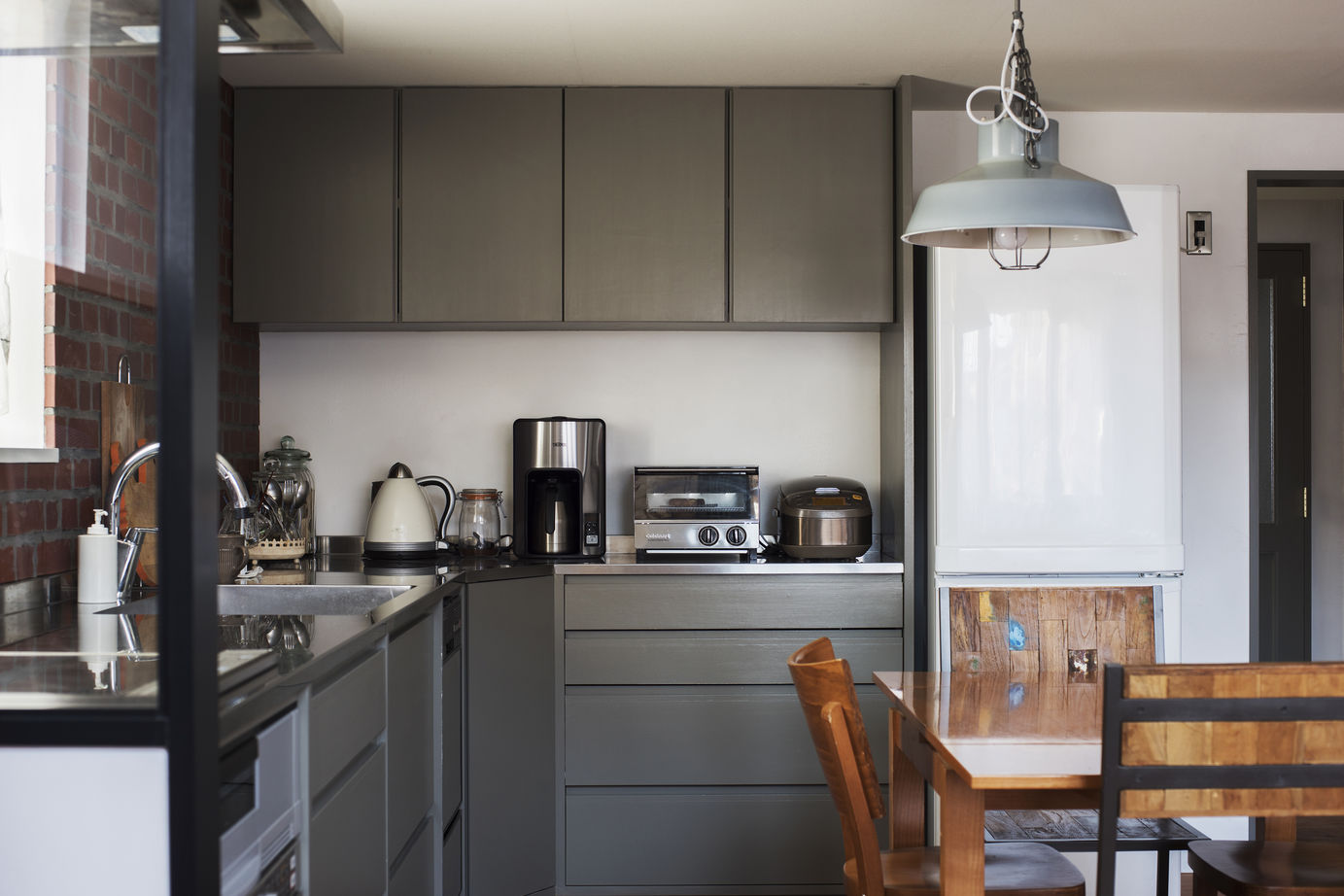 大元工務店 <札幌市/無垢材/吹抜>漆喰やレンガなど多彩な素材を活かし、ビンテージ家具が似合うこだわりの空間にの建築実例画像6