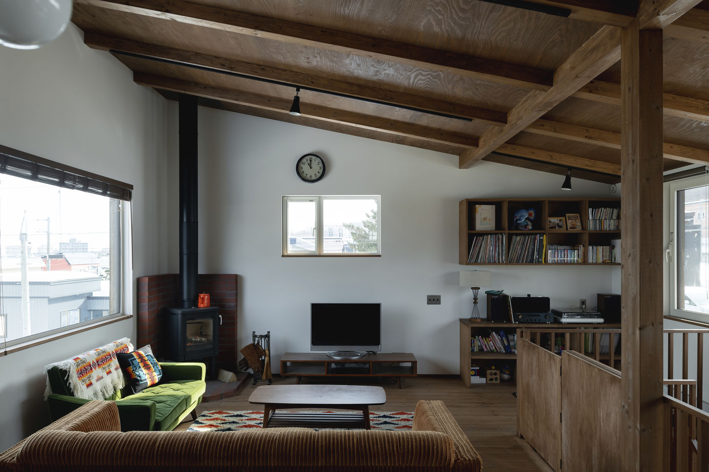 大元工務店 <札幌市/薪ストーブ/2階リビング>カーポートの屋根を活用したテラスが印象的、木のぬくもりを感じる我が家の建築実例画像2