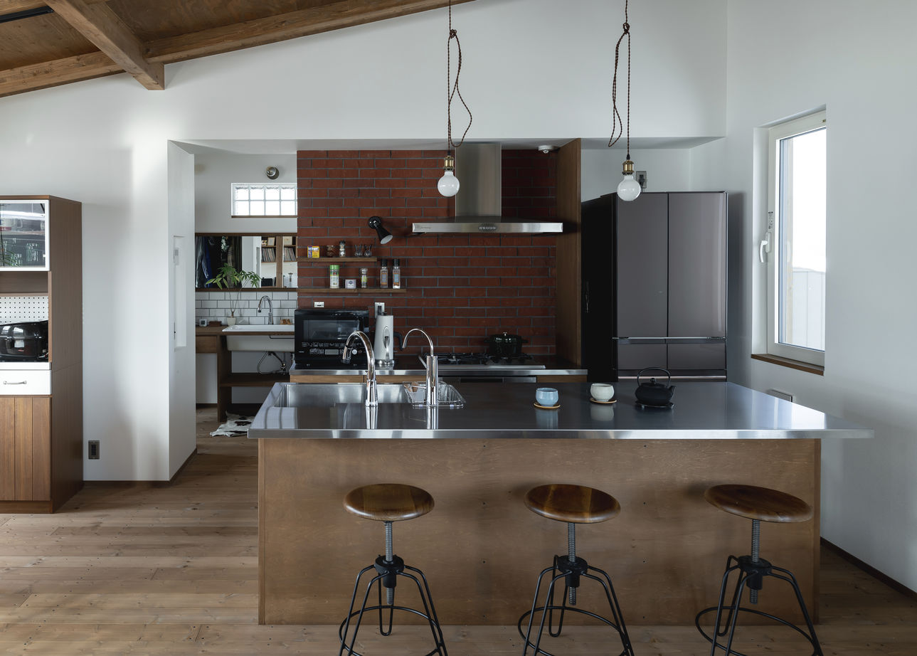 大元工務店 <札幌市/薪ストーブ/2階リビング>カーポートの屋根を活用したテラスが印象的、木のぬくもりを感じる我が家の建築実例画像3