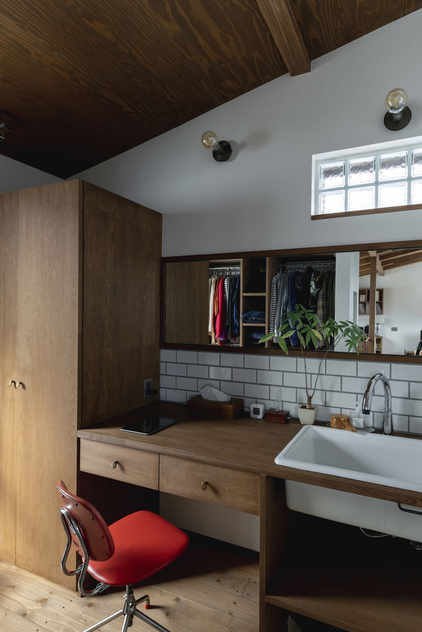 大元工務店 <札幌市/薪ストーブ/2階リビング>カーポートの屋根を活用したテラスが印象的、木のぬくもりを感じる我が家の建築実例画像4