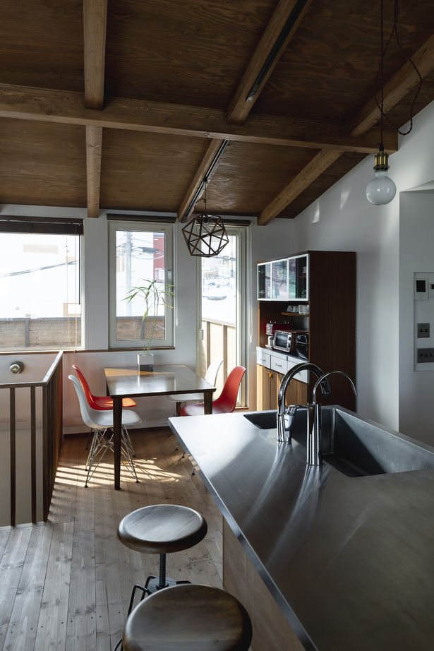 大元工務店 <札幌市/薪ストーブ/2階リビング>カーポートの屋根を活用したテラスが印象的、木のぬくもりを感じる我が家の建築実例画像8