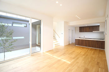 とやまアイホーム 【富山市・4LDK・高気密高断熱】プライバシーに配慮した中庭のある明るい家。回遊動線のよい家事ラク間取りの建築実例画像2