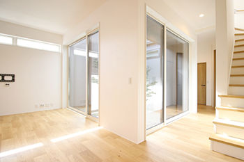 とやまアイホーム 【富山市・4LDK・高気密高断熱】プライバシーに配慮した中庭のある明るい家。回遊動線のよい家事ラク間取りの建築実例画像3