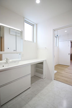 とやまアイホーム 【富山市・4LDK・高気密高断熱】プライバシーに配慮した中庭のある明るい家。回遊動線のよい家事ラク間取りの建築実例画像9