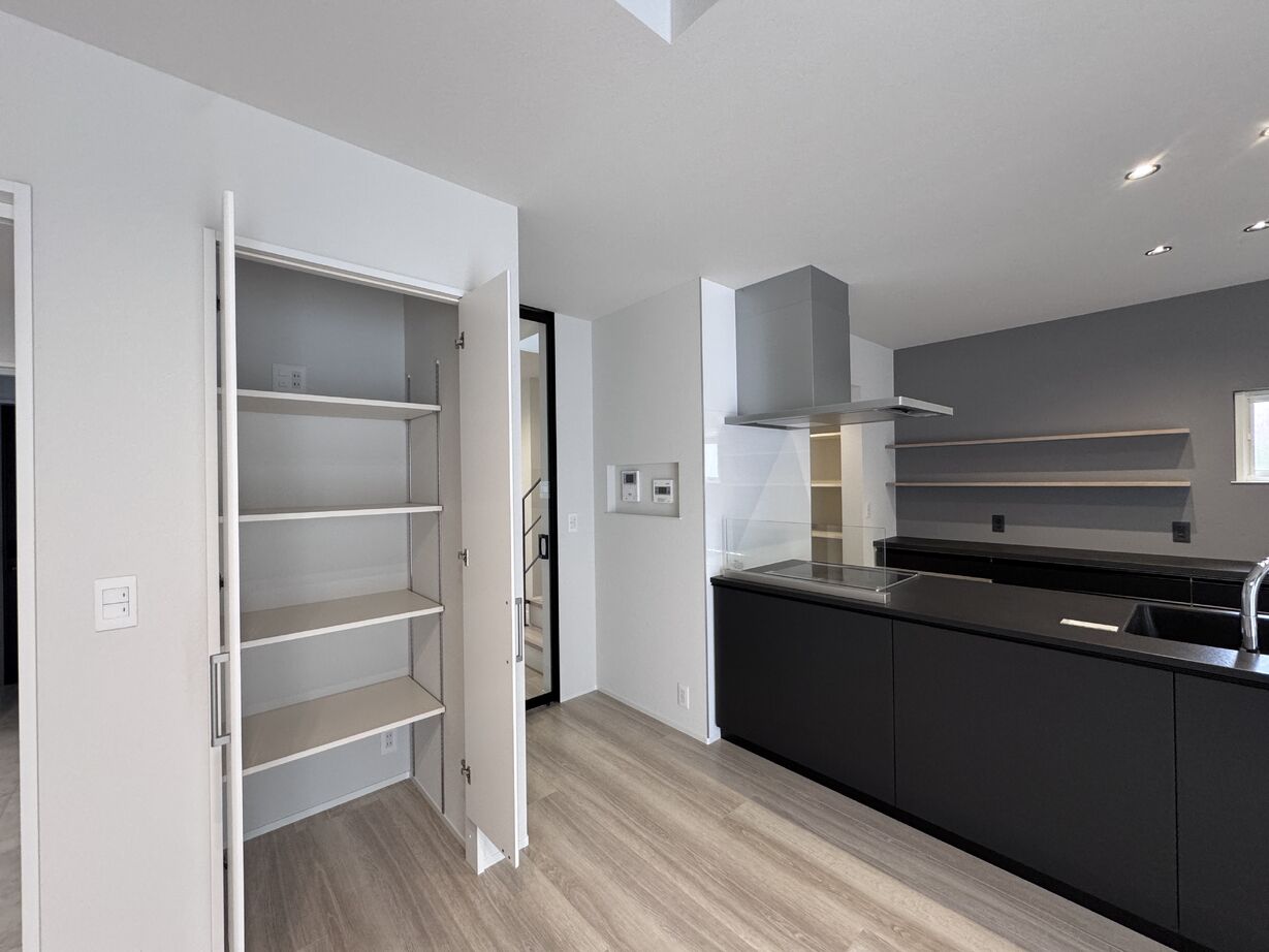 とやまアイホーム 洗練された上質な空間　【ホテルライク】　おしゃれにも回遊動線にもこだわったハイクラスな家の建築実例画像3