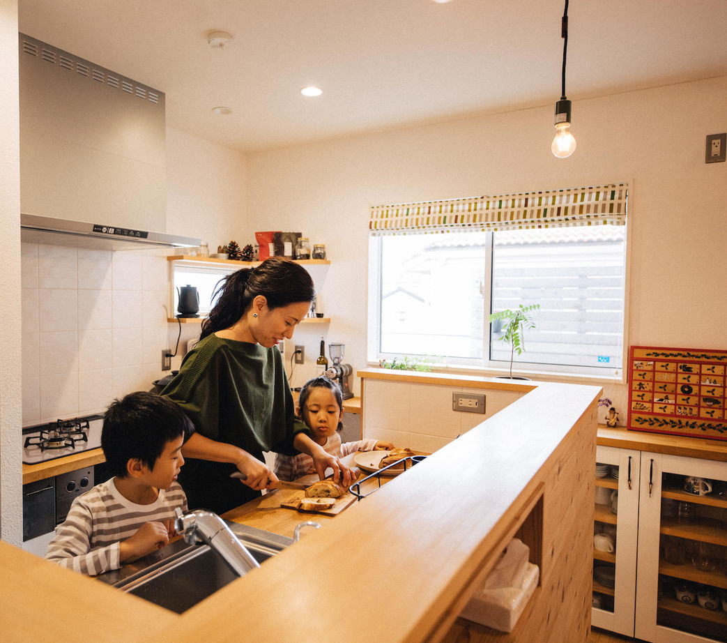 スタジオCoCo-Li 一級建築士事務所 【4000万円台/40坪台/間取り/バルコニー】秘密基地のような小屋裏、家庭菜園とみんなが楽しめる二世帯住宅の建築実例画像2