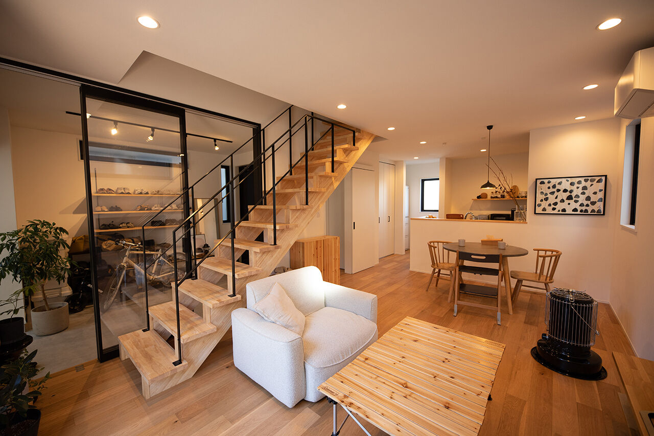 スタジオCoCo-Li 一級建築士事務所 【2430万円/30坪/店舗併用】サロンや趣味、子供の遊び場と多目的な土間。家族の居場所がいっぱいある暮らしの建築実例画像3