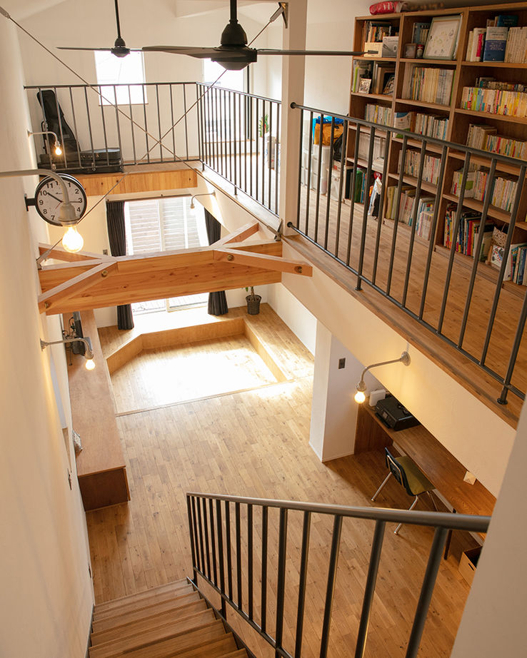 ATELIER YI:HAUS (アトリエイハウズ ） 【2000万円台/京都市内/細長敷地/3階建て/吹き抜け】日当たりのいいリビングや長いデスク。集いを楽しむ家の建築実例画像2