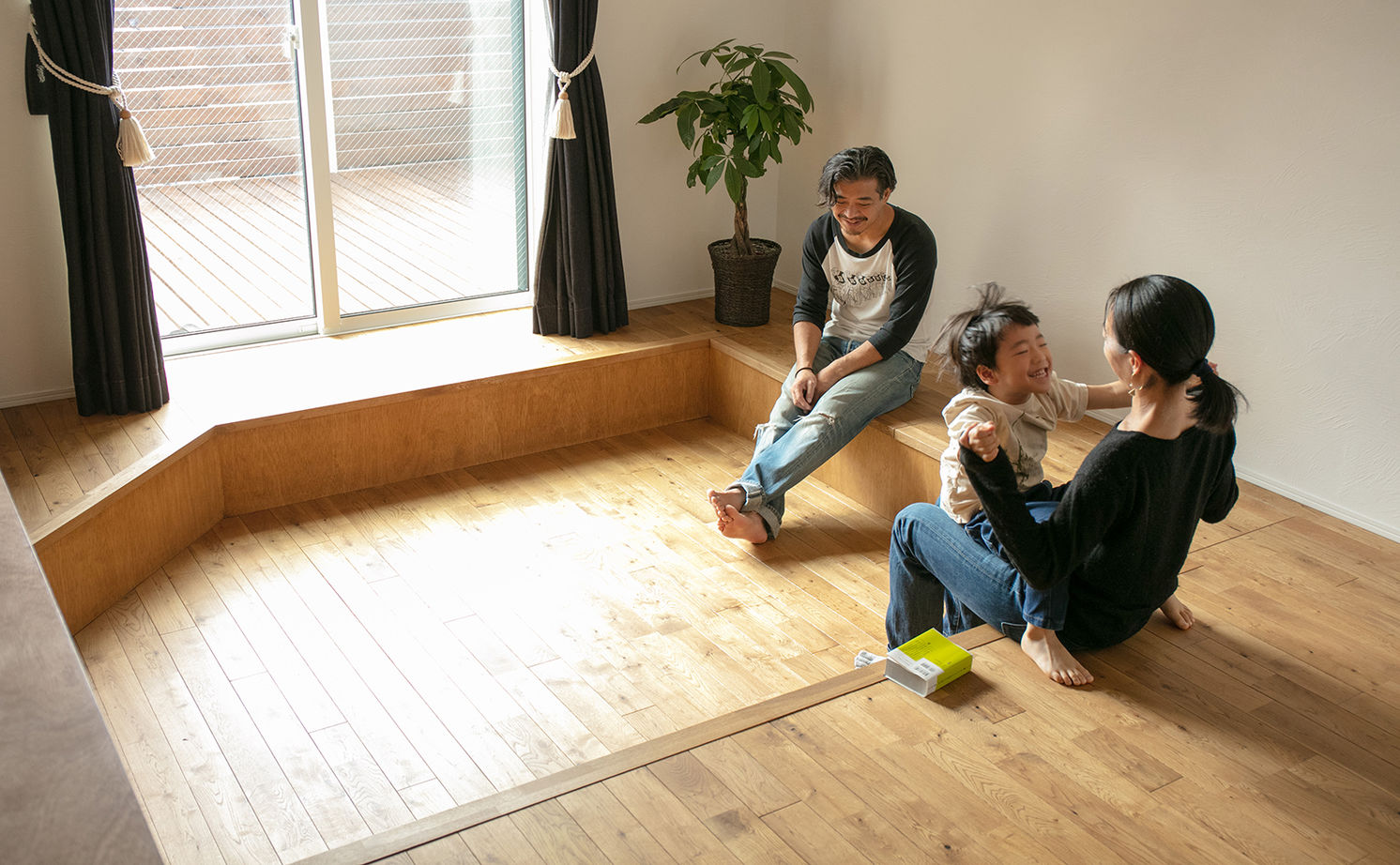 ATELIER YI:HAUS (アトリエイハウズ ） 【2000万円台/京都市内/細長敷地/3階建て/吹き抜け】日当たりのいいリビングや長いデスク。集いを楽しむ家の建築実例画像3