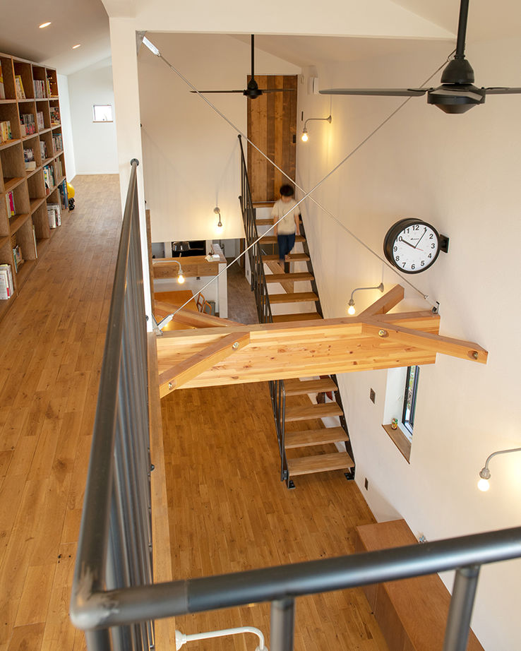 ATELIER YI:HAUS (アトリエイハウズ ） 【2000万円台/京都市内/細長敷地/3階建て/吹き抜け】日当たりのいいリビングや長いデスク。集いを楽しむ家の建築実例画像4