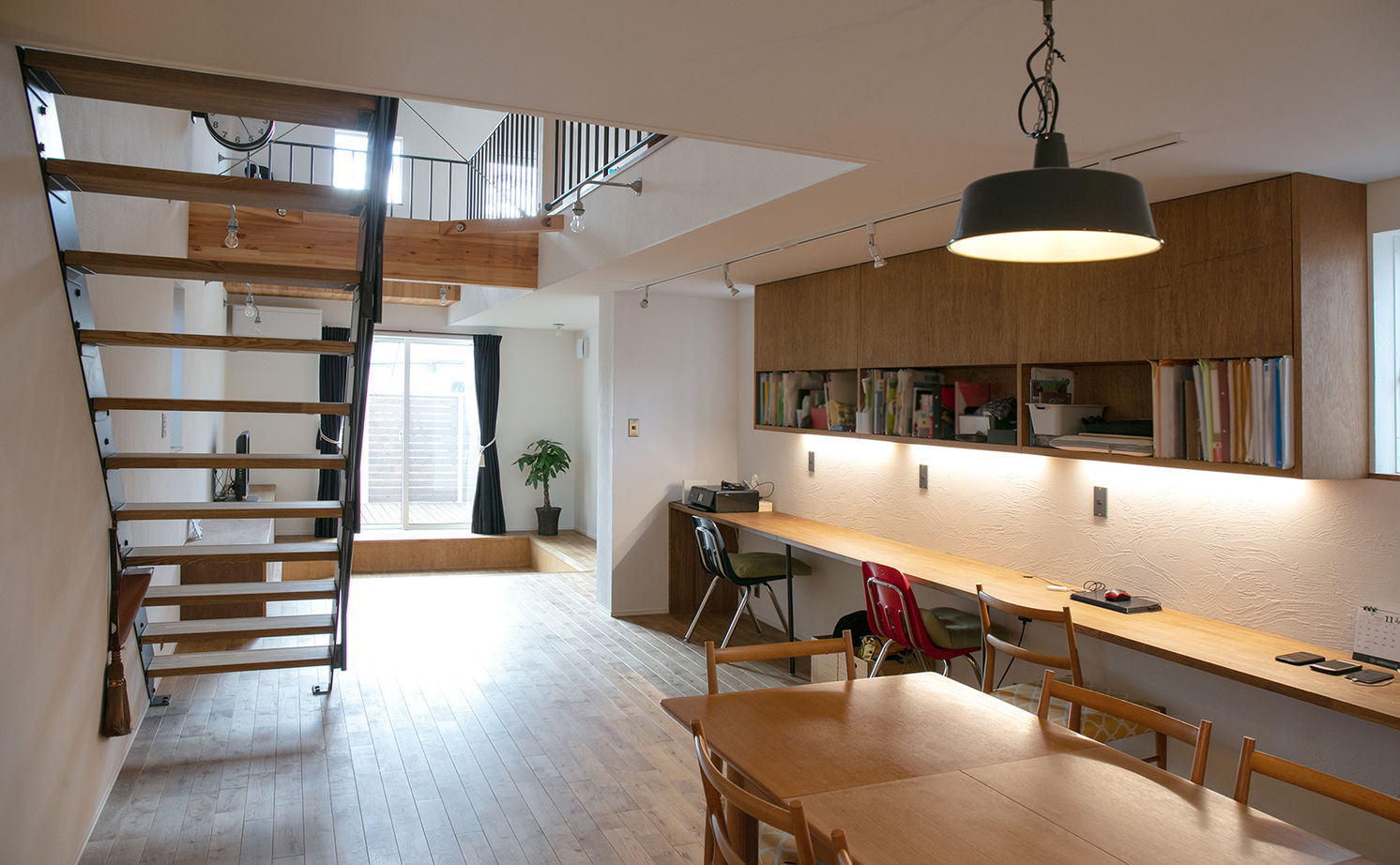 ATELIER YI:HAUS (アトリエイハウズ ） 【2000万円台/京都市内/細長敷地/3階建て/吹き抜け】日当たりのいいリビングや長いデスク。集いを楽しむ家の建築実例画像5