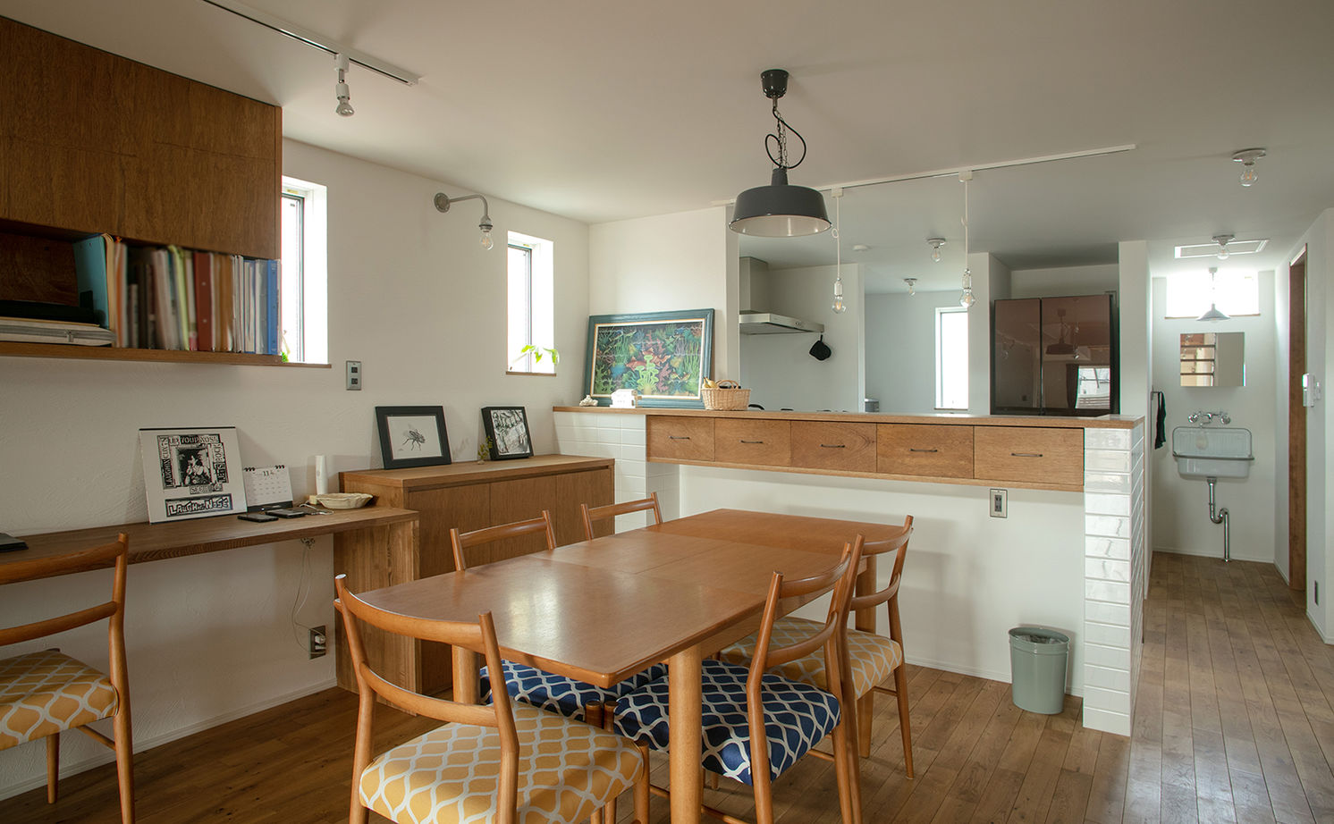 ATELIER YI:HAUS (アトリエイハウズ ） 【2000万円台/京都市内/細長敷地/3階建て/吹き抜け】日当たりのいいリビングや長いデスク。集いを楽しむ家の建築実例画像6