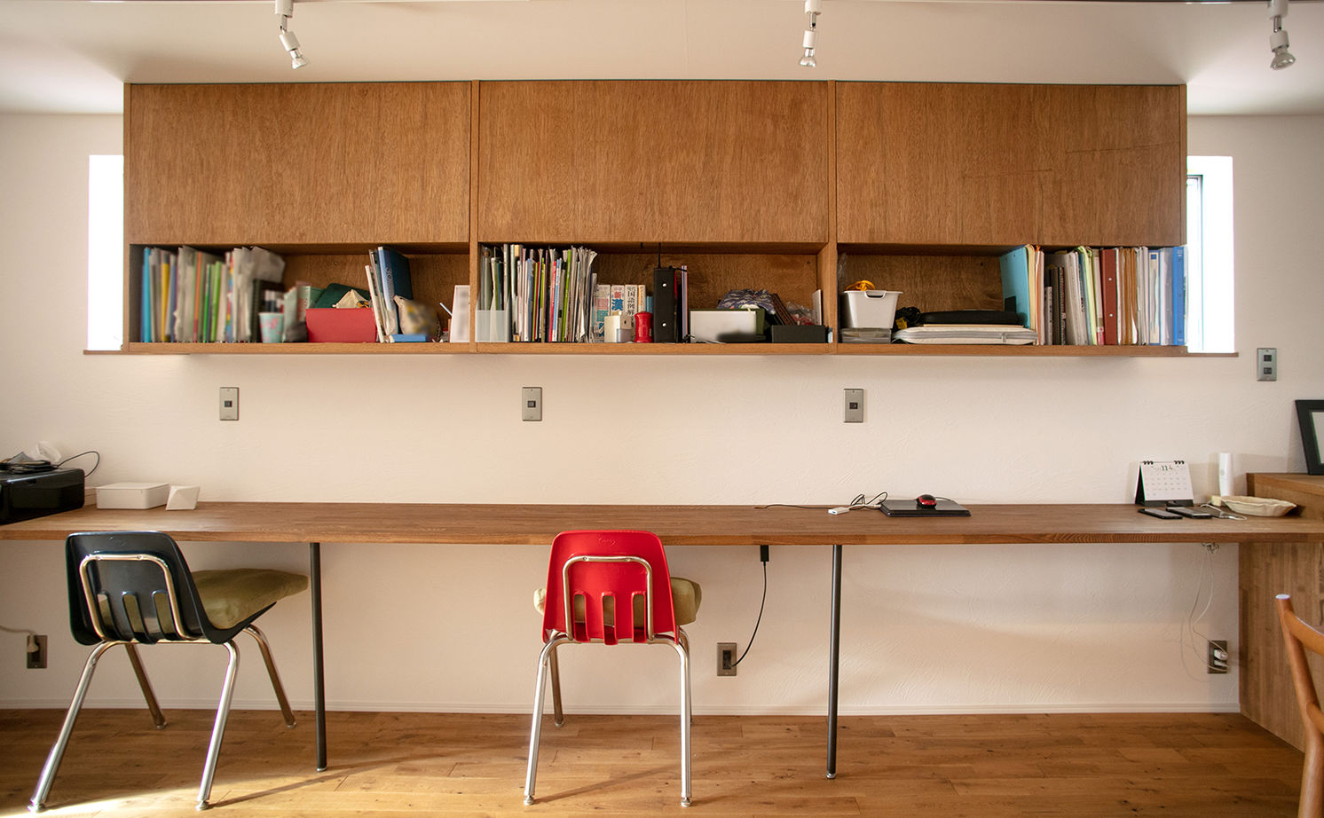 ATELIER YI:HAUS (アトリエイハウズ ） 【2000万円台/京都市内/細長敷地/3階建て/吹き抜け】日当たりのいいリビングや長いデスク。集いを楽しむ家の建築実例画像7