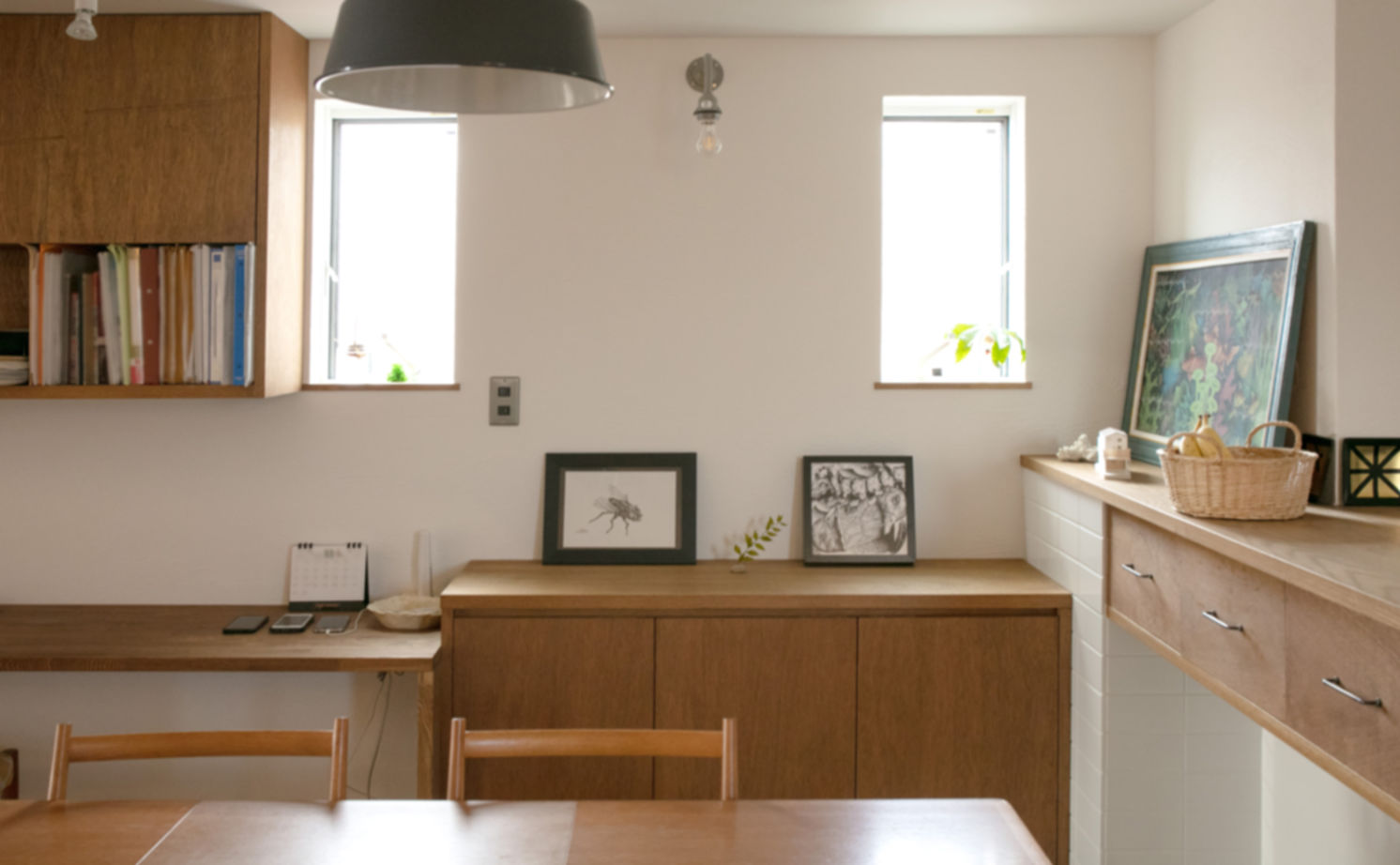 ATELIER YI:HAUS (アトリエイハウズ ） 【2000万円台/京都市内/細長敷地/3階建て/吹き抜け】日当たりのいいリビングや長いデスク。集いを楽しむ家の建築実例画像8