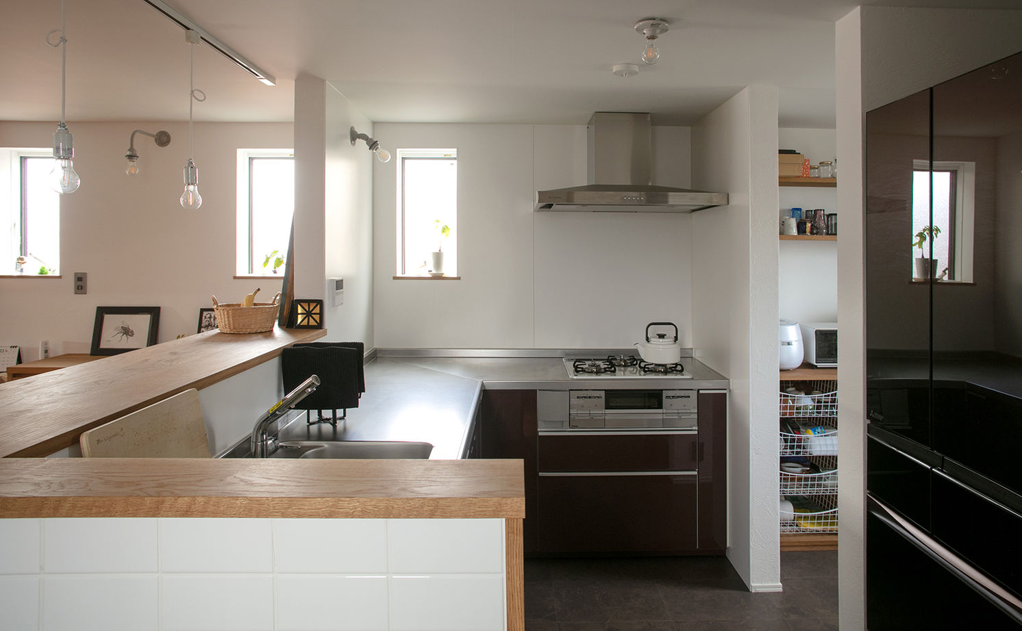 ATELIER YI:HAUS (アトリエイハウズ ） 【2000万円台/京都市内/細長敷地/3階建て/吹き抜け】日当たりのいいリビングや長いデスク。集いを楽しむ家の建築実例画像9