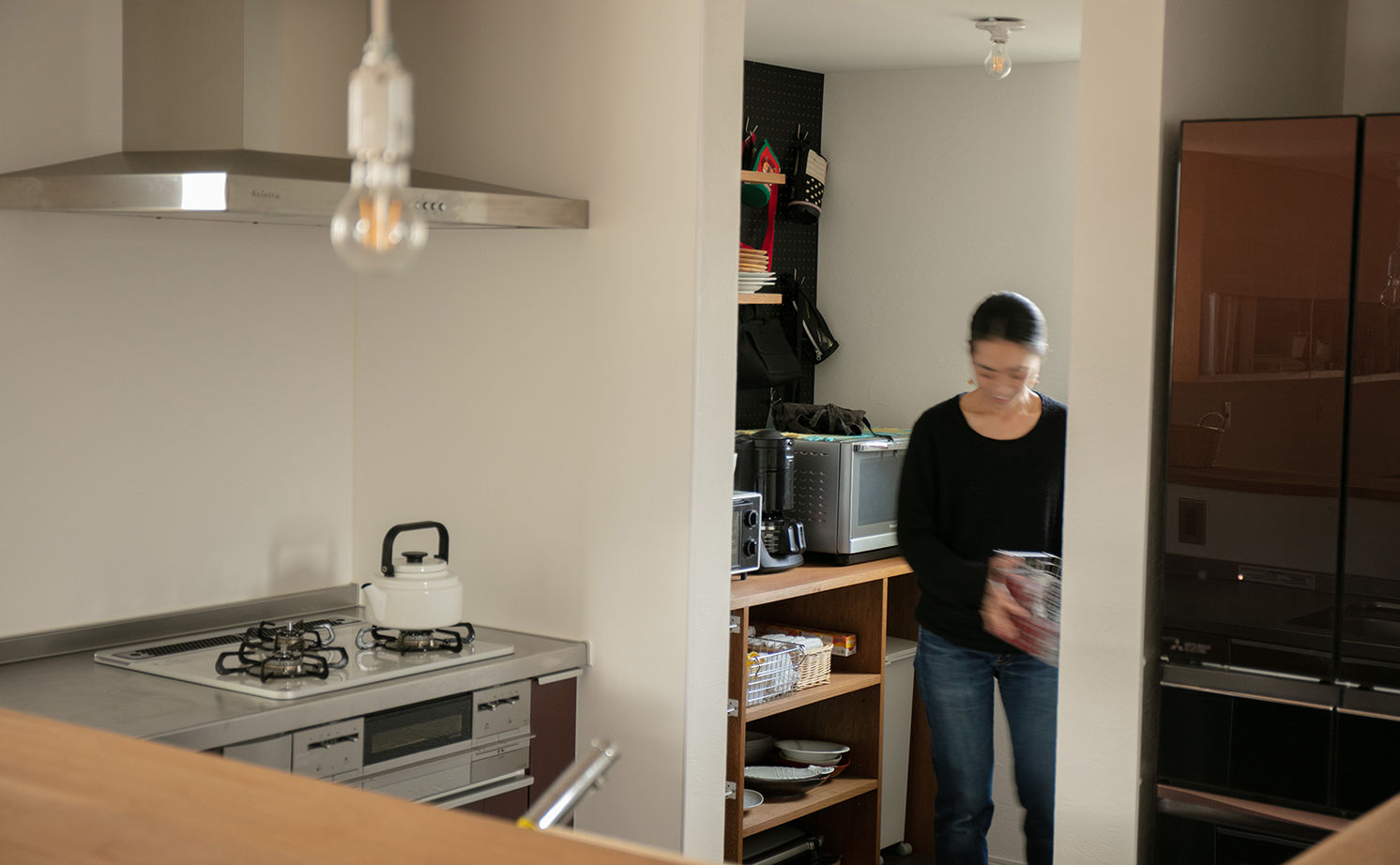 ATELIER YI:HAUS (アトリエイハウズ ） 【2000万円台/京都市内/細長敷地/3階建て/吹き抜け】日当たりのいいリビングや長いデスク。集いを楽しむ家の建築実例画像10