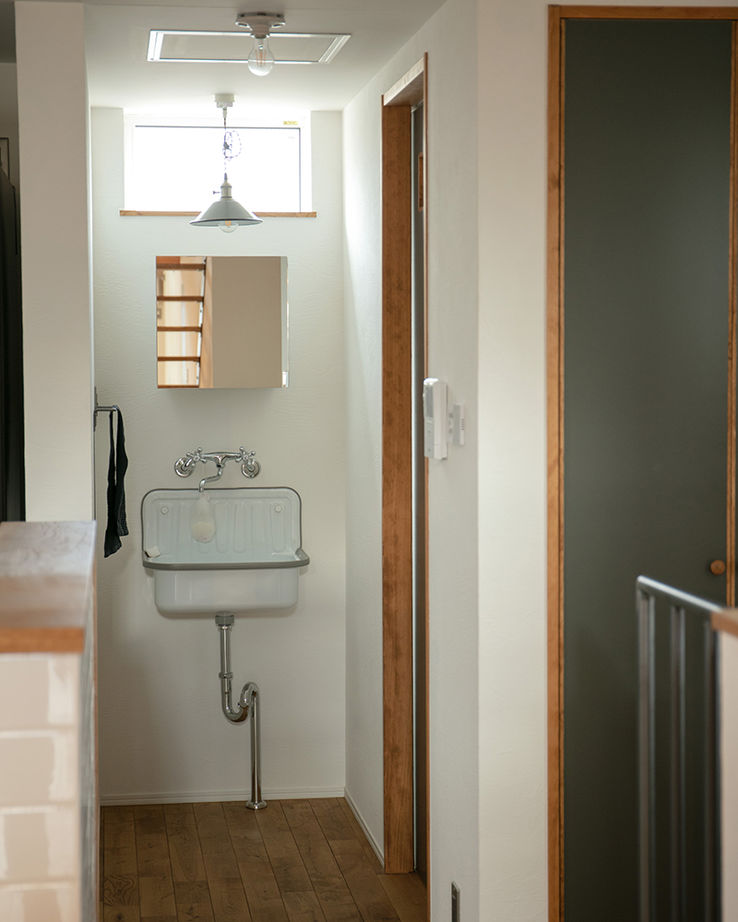 ATELIER YI:HAUS (アトリエイハウズ ） 【2000万円台/京都市内/細長敷地/3階建て/吹き抜け】日当たりのいいリビングや長いデスク。集いを楽しむ家の建築実例画像11