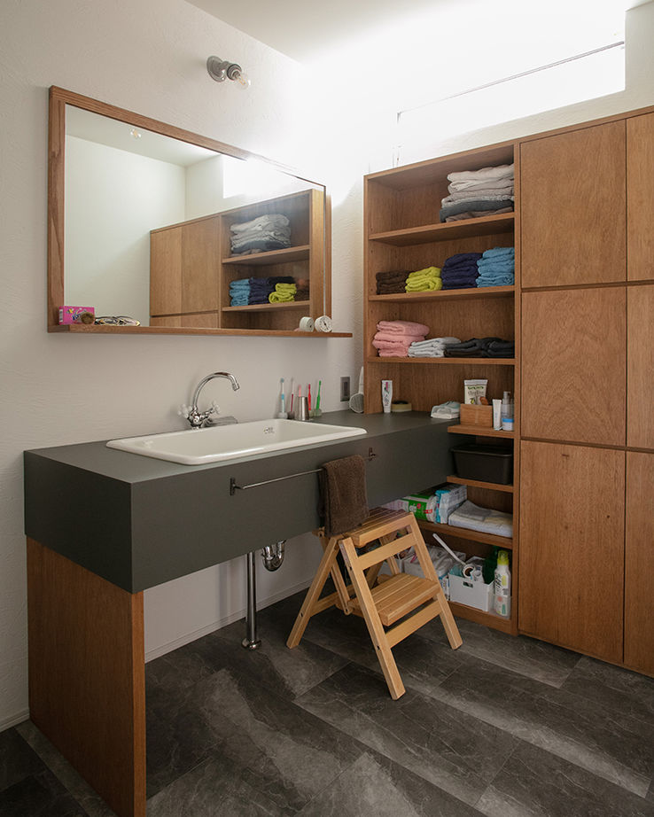 ATELIER YI:HAUS (アトリエイハウズ ） 【2000万円台/京都市内/細長敷地/3階建て/吹き抜け】日当たりのいいリビングや長いデスク。集いを楽しむ家の建築実例画像12