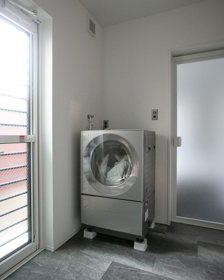 ATELIER YI:HAUS (アトリエイハウズ ） 【2000万円台/京都市内/細長敷地/3階建て/吹き抜け】日当たりのいいリビングや長いデスク。集いを楽しむ家の建築実例画像13