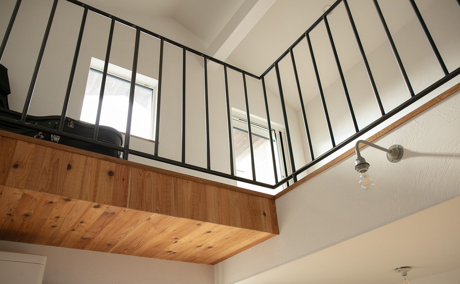 ATELIER YI:HAUS (アトリエイハウズ ） 【2000万円台/京都市内/細長敷地/3階建て/吹き抜け】日当たりのいいリビングや長いデスク。集いを楽しむ家の建築実例画像15