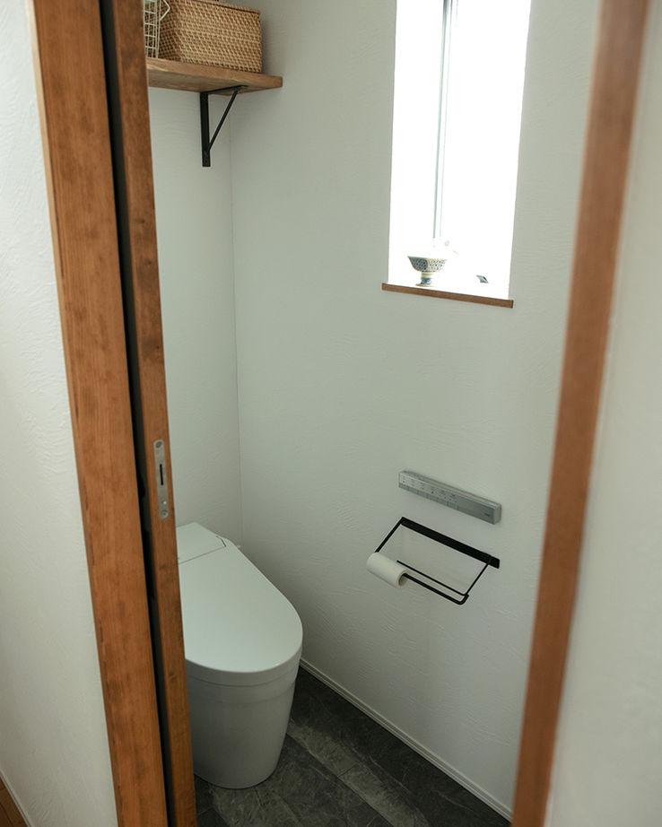 ATELIER YI:HAUS (アトリエイハウズ ） 【2000万円台/京都市内/細長敷地/3階建て/吹き抜け】日当たりのいいリビングや長いデスク。集いを楽しむ家の建築実例画像17