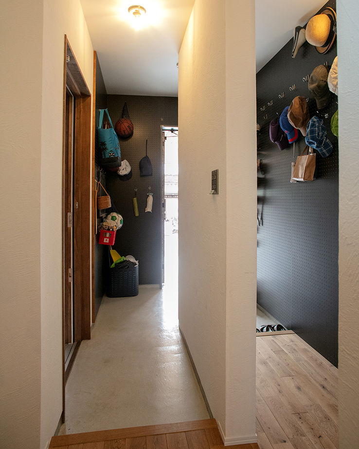 ATELIER YI:HAUS (アトリエイハウズ ） 【2000万円台/京都市内/細長敷地/3階建て/吹き抜け】日当たりのいいリビングや長いデスク。集いを楽しむ家の建築実例画像18