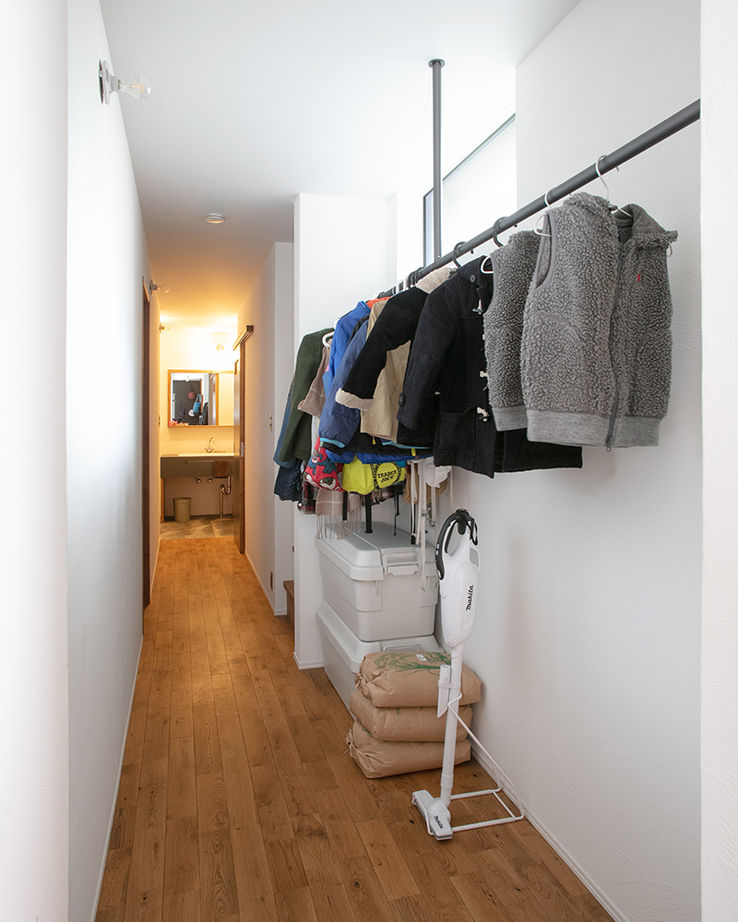 ATELIER YI:HAUS (アトリエイハウズ ） 【2000万円台/京都市内/細長敷地/3階建て/吹き抜け】日当たりのいいリビングや長いデスク。集いを楽しむ家の建築実例画像19