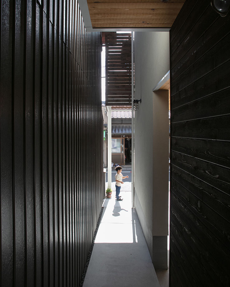 ATELIER YI:HAUS (アトリエイハウズ ） 【2000万円台/京都市内/細長敷地/3階建て/吹き抜け】日当たりのいいリビングや長いデスク。集いを楽しむ家の建築実例画像20