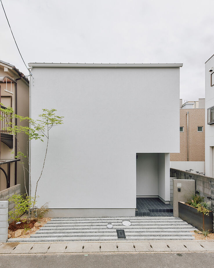 ATELIER YI:HAUS (アトリエイハウズ ） 【狭小地・京都市内・コンパクトハウス】窓なしの外観から開放的なLDKへ。素材を生かしたジャパンディな家の建築実例画像2