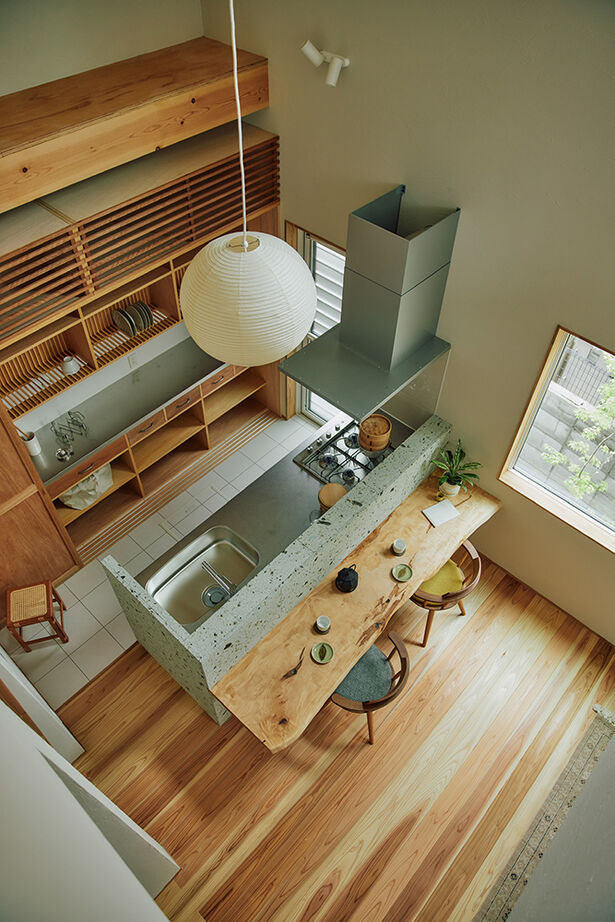 ATELIER YI:HAUS (アトリエイハウズ ） 【狭小地・京都市内・コンパクトハウス】窓なしの外観から開放的なLDKへ。素材を生かしたジャパンディな家の建築実例画像3