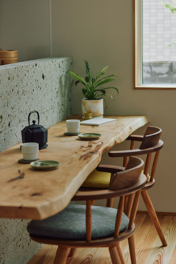 ATELIER YI:HAUS (アトリエイハウズ ） 【狭小地・京都市内・コンパクトハウス】窓なしの外観から開放的なLDKへ。素材を生かしたジャパンディな家の建築実例画像4