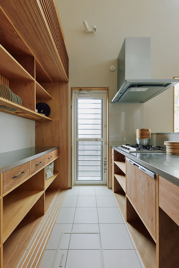 ATELIER YI:HAUS (アトリエイハウズ ） 【狭小地・京都市内・コンパクトハウス】窓なしの外観から開放的なLDKへ。素材を生かしたジャパンディな家の建築実例画像5