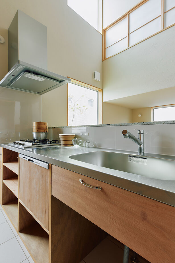 ATELIER YI:HAUS (アトリエイハウズ ） 【狭小地・京都市内・コンパクトハウス】窓なしの外観から開放的なLDKへ。素材を生かしたジャパンディな家の建築実例画像6