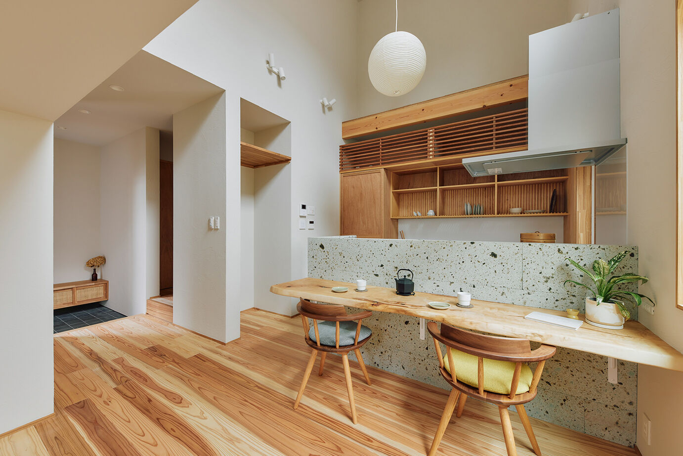 ATELIER YI:HAUS (アトリエイハウズ ） 【狭小地・京都市内・コンパクトハウス】窓なしの外観から開放的なLDKへ。素材を生かしたジャパンディな家の建築実例画像11