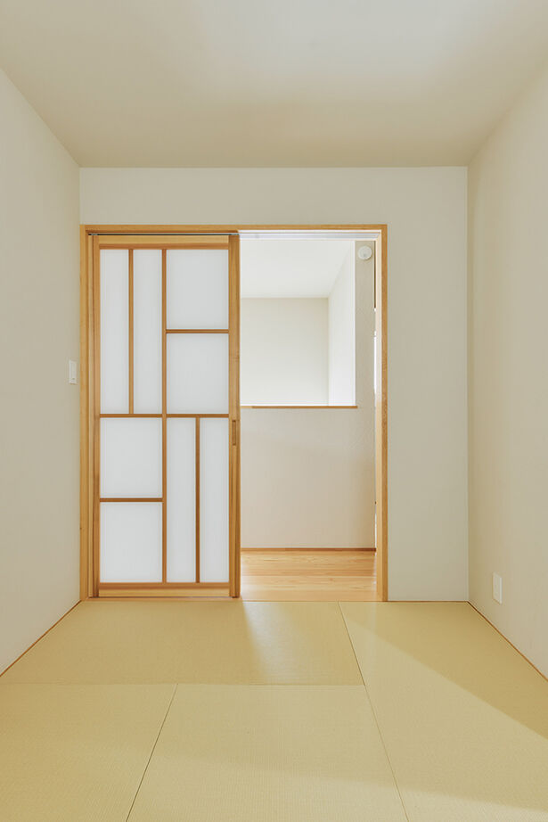 ATELIER YI:HAUS (アトリエイハウズ ） 【狭小地・京都市内・コンパクトハウス】窓なしの外観から開放的なLDKへ。素材を生かしたジャパンディな家の建築実例画像15