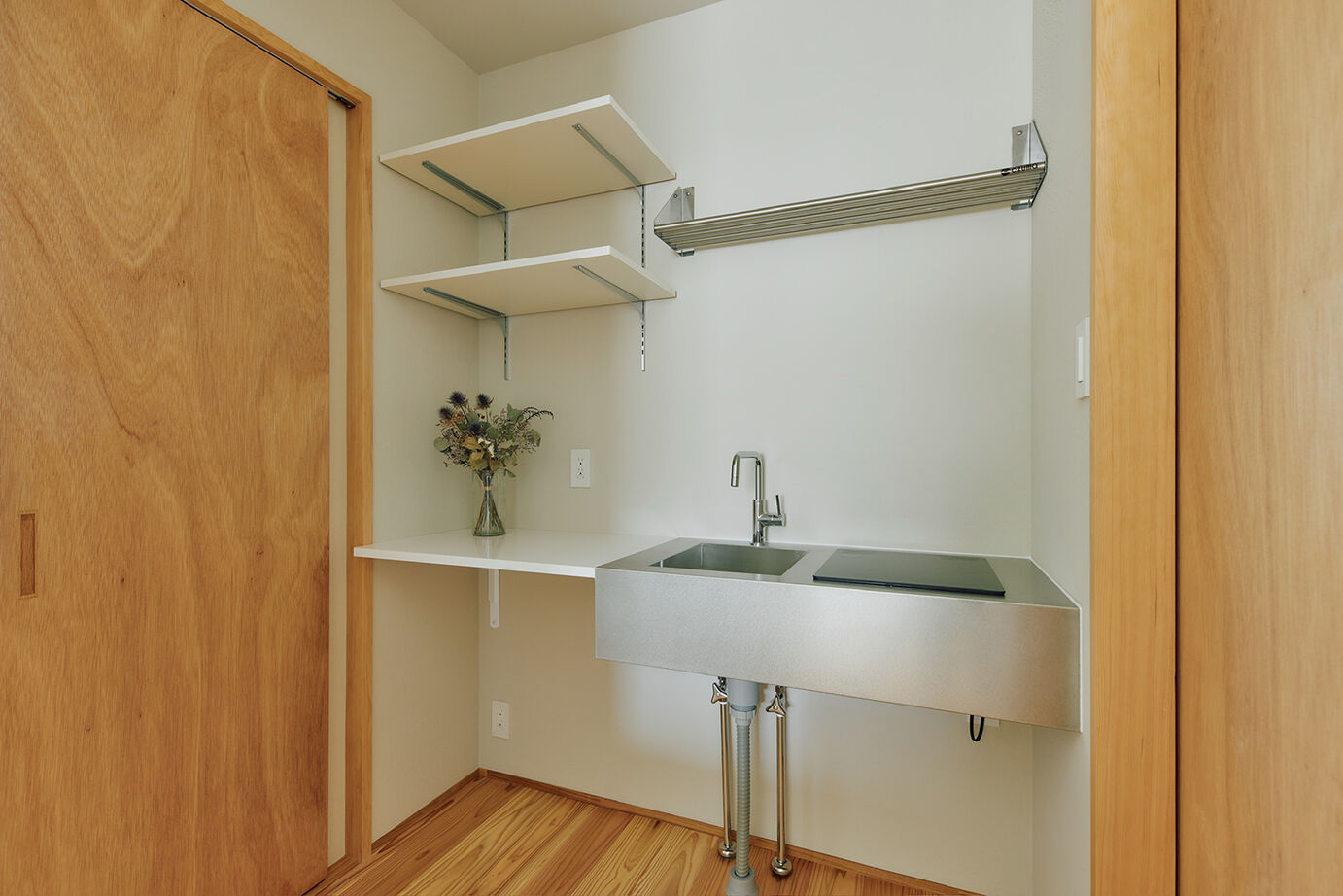 ATELIER YI:HAUS (アトリエイハウズ ） 【狭小地・京都市内・コンパクトハウス】窓なしの外観から開放的なLDKへ。素材を生かしたジャパンディな家の建築実例画像18